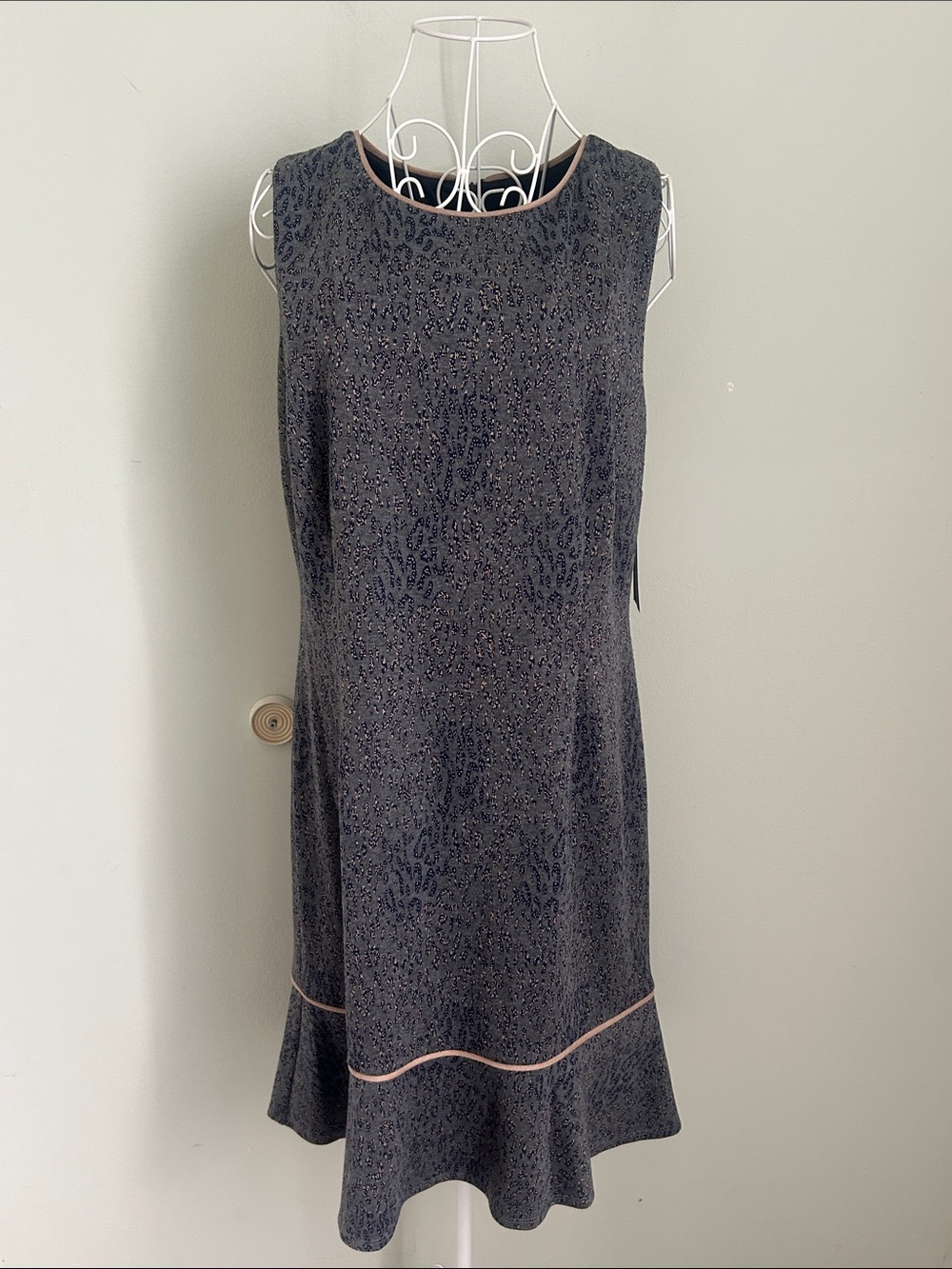 Women’s Sleeveless Dark Gray Shift Dress with Subtle Pattern